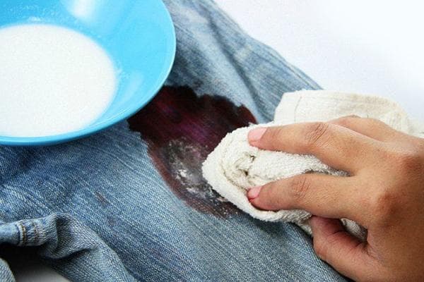 Kraujo dėmių pašalinimas iš džinsinio audinio