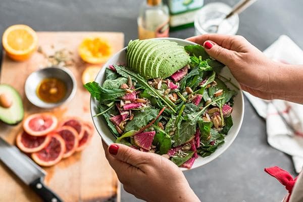 Vitamininės salotos ir avokadas lėkštėje