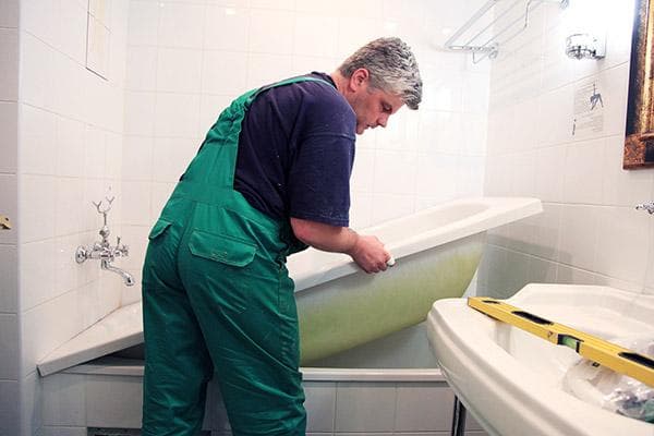 Akrilo įdėklo montavimas vonioje