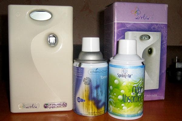 Automatinis oro aromatas ir keičiami purškimo buteliai