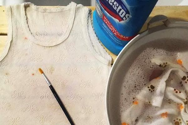 Dėmių pašalinimas ant drabužių su Domestos