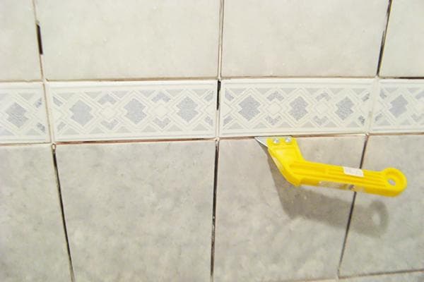 Siūlių tarp plytelių valymas nuo seno skiedinio