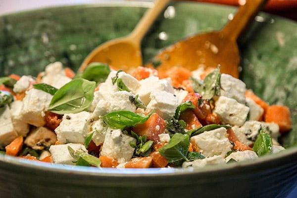 Salotos su feta ir baziliku