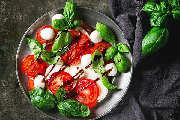 Itališkos salotos su bazilikais