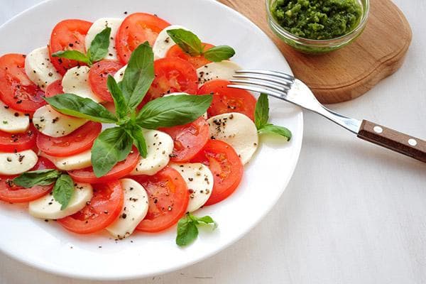 Caprese salotos