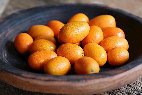 Kumquat vaisiai ant lėkštutės