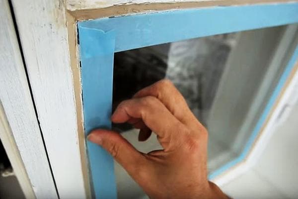 Užtepkite maskavimo juostą, kad apsaugotumėte stiklą dažant rėmą