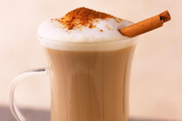 Latte su cinamono lazdele