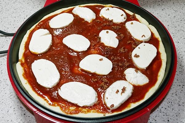Pica su mocarela picų keptuvėje