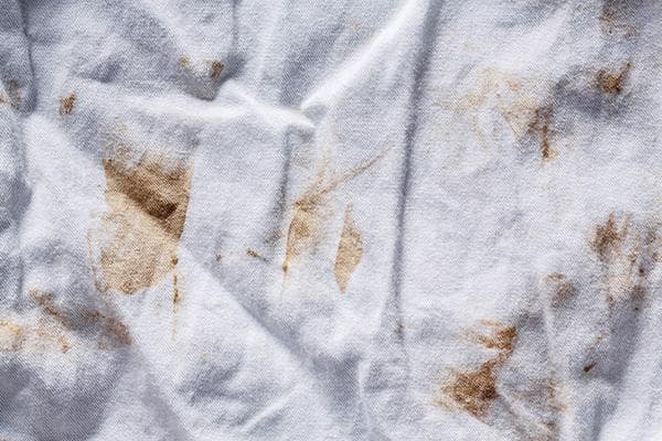 Rūdžių dėmės ant baltų marškinėlių po plovimo