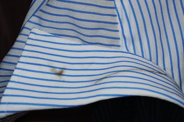Dėmė ant apykaklės po plovimo