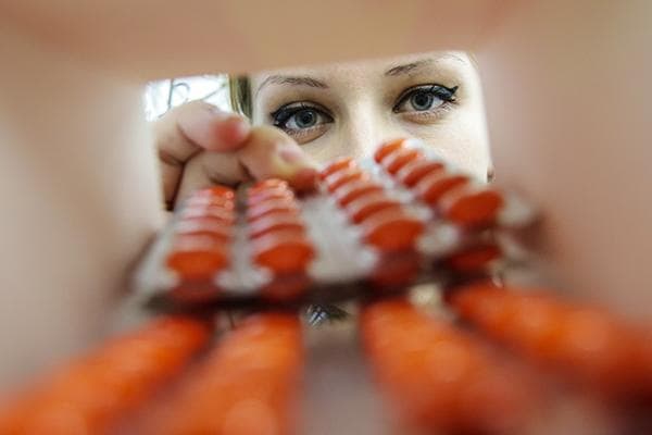 Mergina tikrina tablečių galiojimo datą