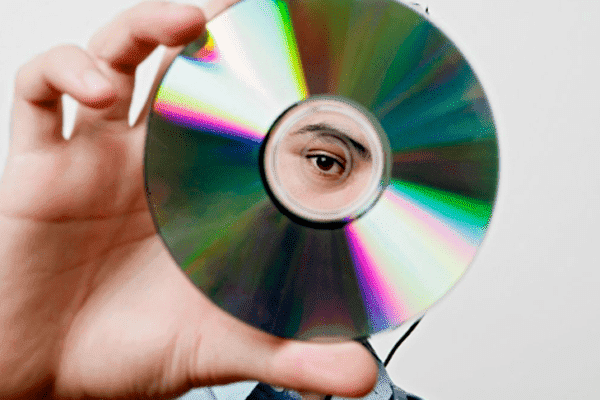 Vyras laiko CD diską