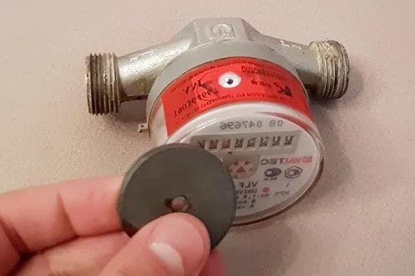 Magnetas ir skaitiklis su antimagnetiniu sandarikliu 