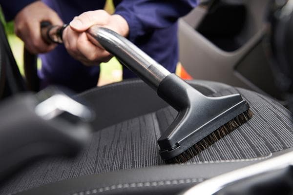Automobilio valymas dulkių siurbliu
