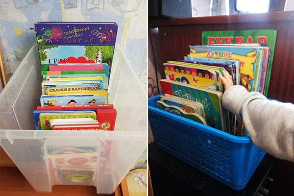Vaikiškų knygų laikymas plastikiniuose krepšeliuose