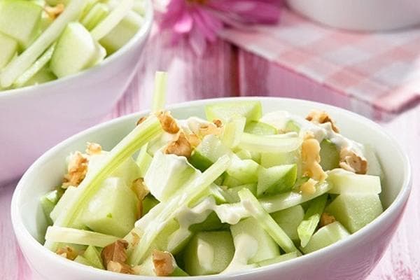 Vitamininės salotos su salierais ir obuoliais