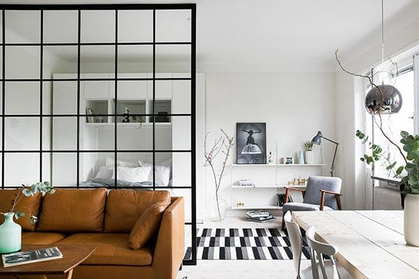 Stiklinė pertvara studijos tipo apartamentuose