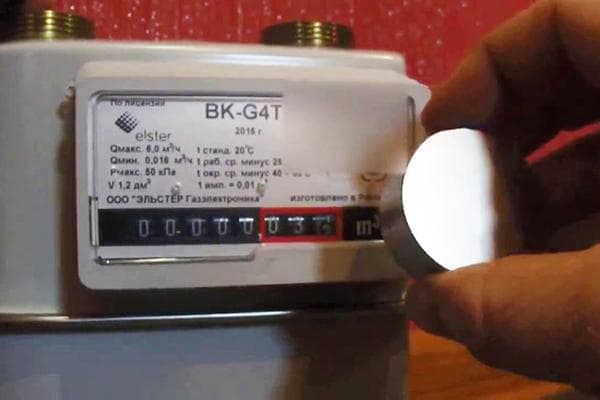 Dujų skaitiklis ir neodimio magnetas