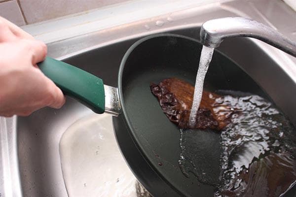 Keptuvės plovimas po čiaupu