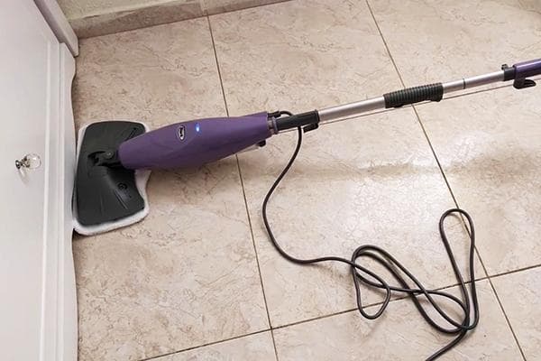 Virtuvės grindų valymas garų valytuvu