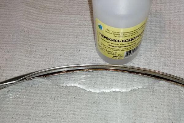 Riebalų minkštinimas po dangčio kraštu vandenilio peroksidu