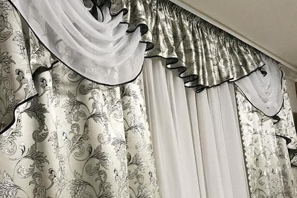 Kombinuotas lambrekinas, pagamintas iš įvairių audinių