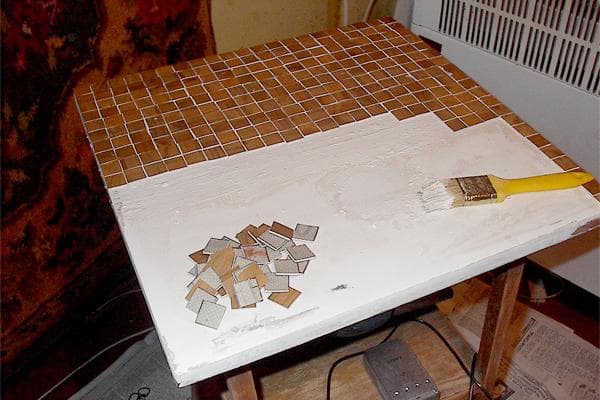 Stalo dekoravimas vasarnamyje mozaika iš linoleumo likučių