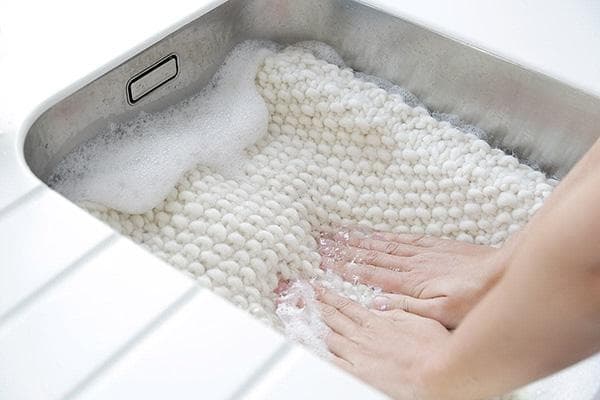 Vilnonio megztinio skalbimas virtuvės kriauklėje