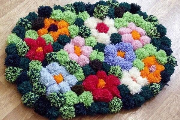 Rug Glade pagamintas iš pomponų