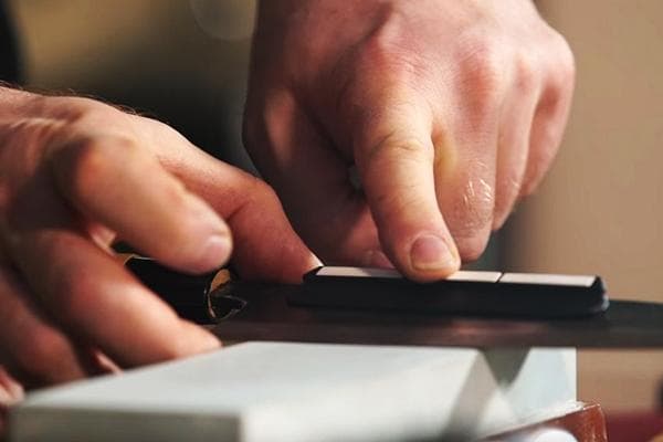 Prietaisas, skirtas peiliui pagaląsti tinkamu kampu