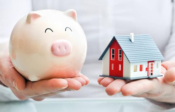 Piggy bank ir namo modelis