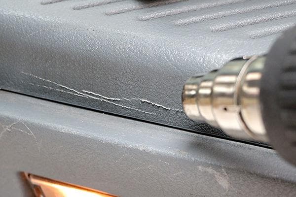 Įbrėžimai ant automobilio plastiko