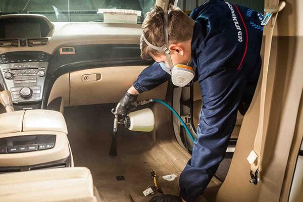 Automobilio salono cheminis valymas