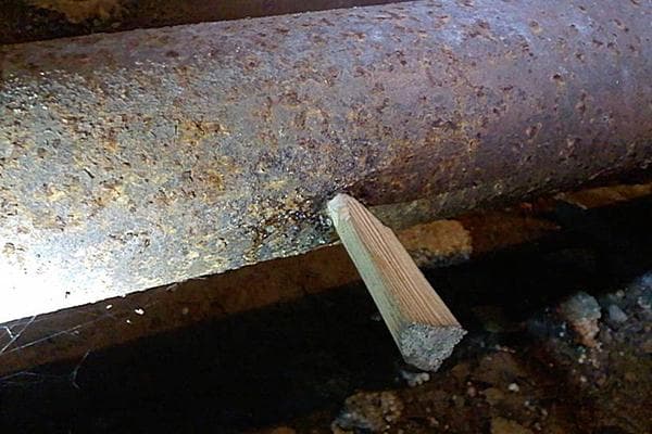 Vamzdžio nesandarumo taisymas mediniu smulkintuvu