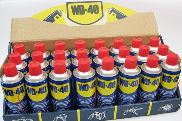 Dėžutė su WD-40 skardinėmis