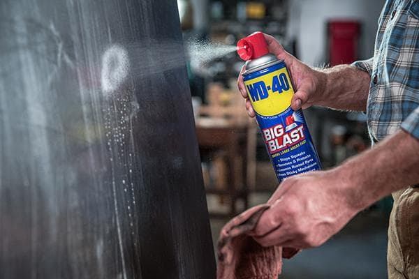 WD-40 purškimas ant laminato paviršiaus