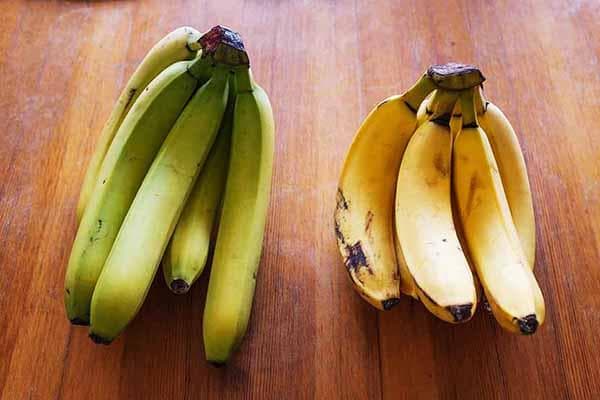 Žali ir prinokę bananai
