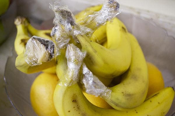 Bananai su maistine plėvele ant lapkočių