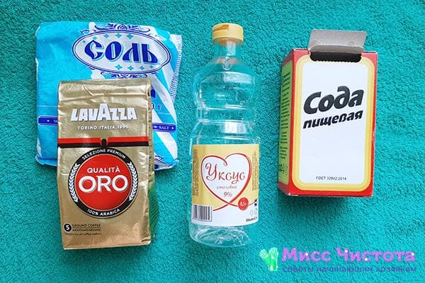 Produktai kvapams pašalinti iš plastikinių indų