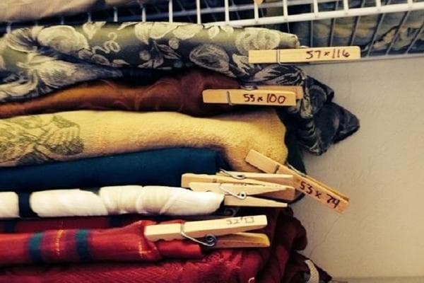 Skalbinių segtukais pažymėti audinio gabalėliai