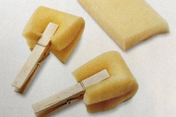 Prietaisas, pagamintas iš skalbinių segtukų ir putplasčio gumos, o ne teptuko