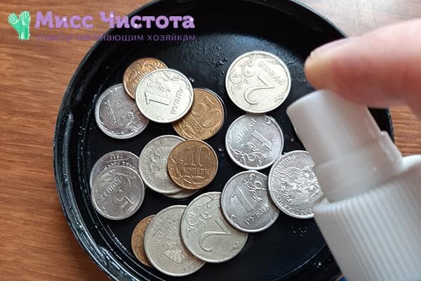Monetų dezinfekavimas medicininiu alkoholiu