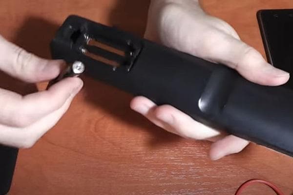 Baterijų išėmimas iš nuotolinio valdymo pulto