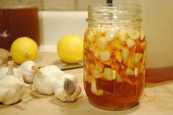 Česnakai citrinos-medaus marinate