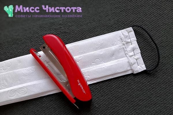 Tamprios juostos tvirtinimas prie tualetinio popieriaus kaukės