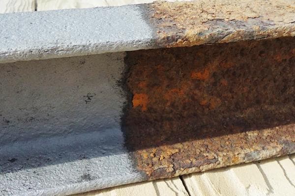Rūdžių šalinimas nuo metalinės sijos – prieš ir po