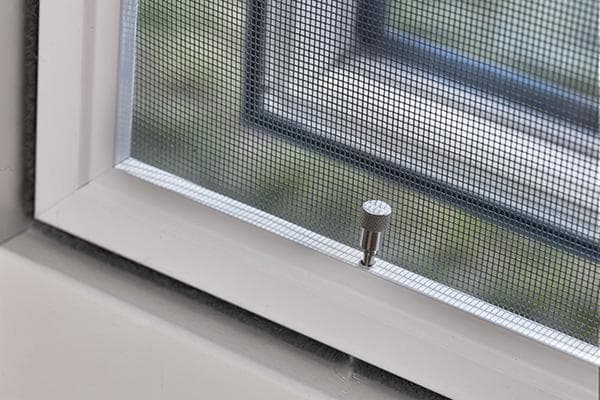 Tinklo nuo uodų tvirtinimas stūmokliu