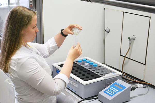 Laboratorė tiria actą