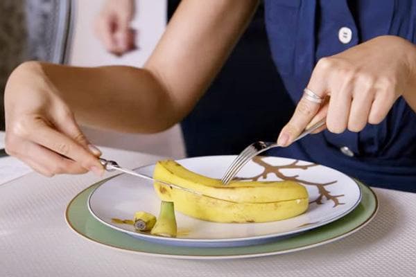 Kaip valgyti bananą pagal etiketą